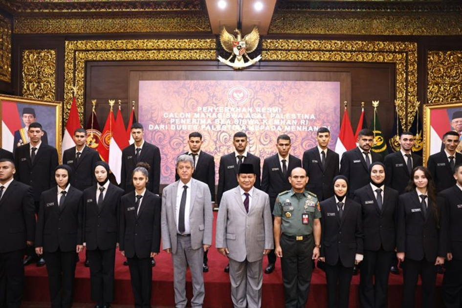Menhan Prabowo Resmi Terima 22 Mahasiswa Palestina, untuk Dapat Berkuliah dengan Beasiswa di Unhan RI. - Image