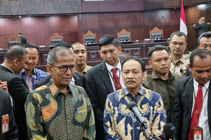 Ketua MK terpilih Suhartoyo (sisi kanan) dan Wakil Ketua MK Saldi Isra (siri kiri) di Gedung MK, Jakarta, Kamis (9/11). - Image
