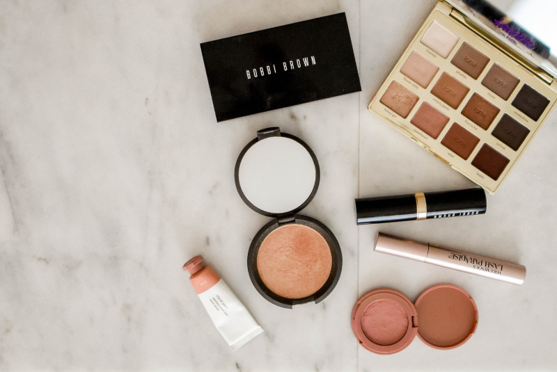 Ilustrasi Make Up - Simak lima tips makeup di musim hujan berikut ini. - Image