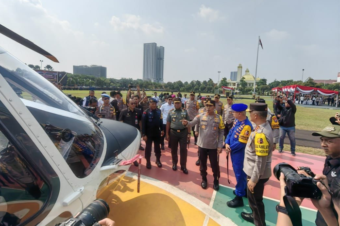Kakorpolairud Baharkam Polri Brigjen Pol M. Yassin Kosa di depan helikopter yang digunakan untuk mengamankan Piala Dunia U-17 - Image