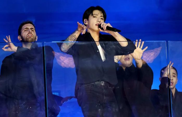 Penampilan Jungkook saat bawakan lagu album Golden di Times Square, New York / sumber: billboard.com - Image