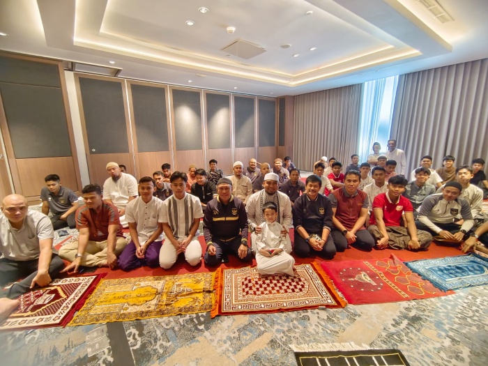 Pemain dan staf pelatih timnas Indonesia U-17 menjalani salat Jumat di sebuah hotel di Surabaya, Jumat (10/11). (pssi) - Image
