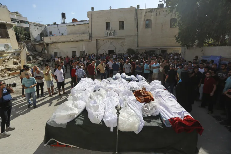 Kerabat menghadiri pemakaman warga Palestina di gereja Ortodoks Yunani (Doc. Reuters/Abed Khaled/AP) - Image