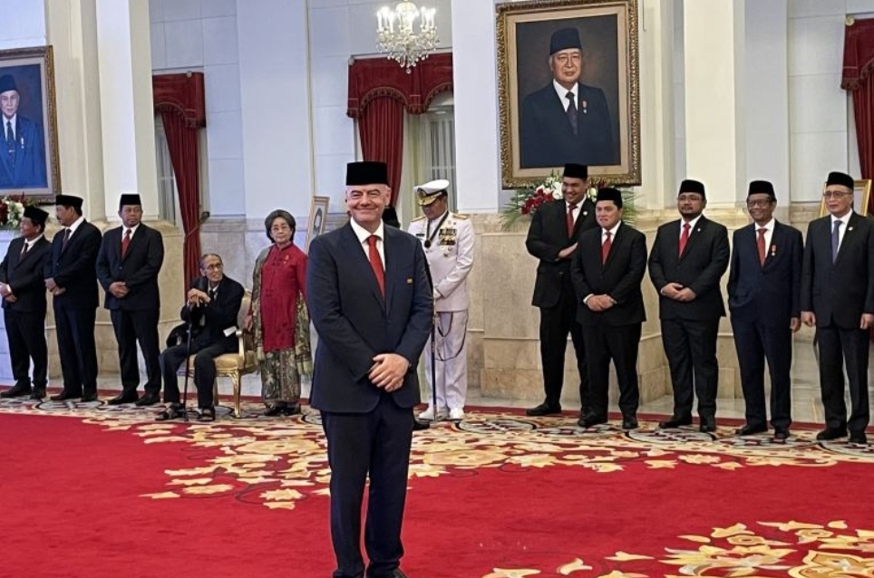 Presiden FIFA Gianni Infantino bersiap menerima anugerah Tanda Kehormatan Bintang Jasa Pratama di Istana Negara, Jakarta, Jumat (10/11/2023) - Image