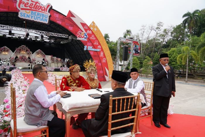 Sebanyak 74 pasang pengantin ikut nikah massal di Alun-Alun Taman Merdeka Pangkalpinang, Jumat (10/11). - Image