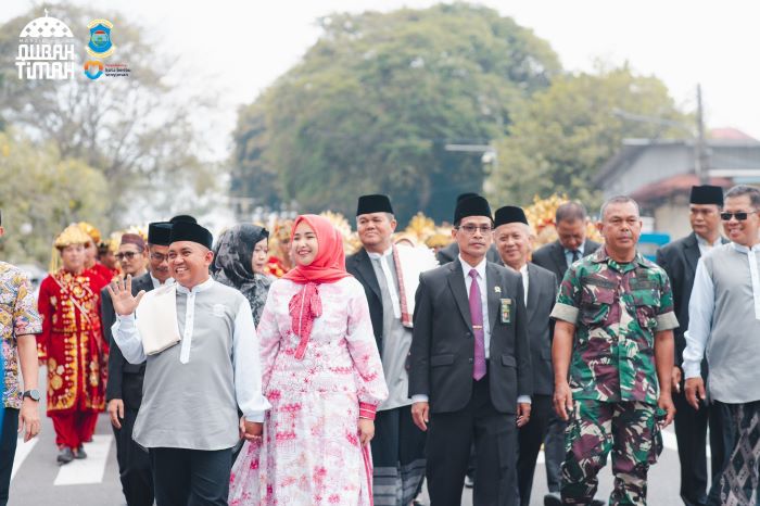 Para pengantin nikah masal diarak dari rumah dinas wali kota ke Alun-Alun Taman Merdeka, Pangkalpinang.