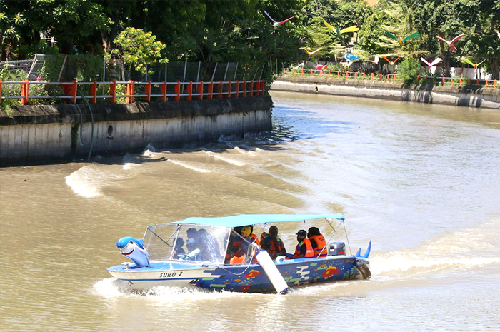 SUSUR SUNGAI: Warga naik perahu wisata Kalimas, Kamis (9/11). Pemkot Surabaya mempersiapkan paket wisata perahu Kalimas reborn untuk suporter. - Image