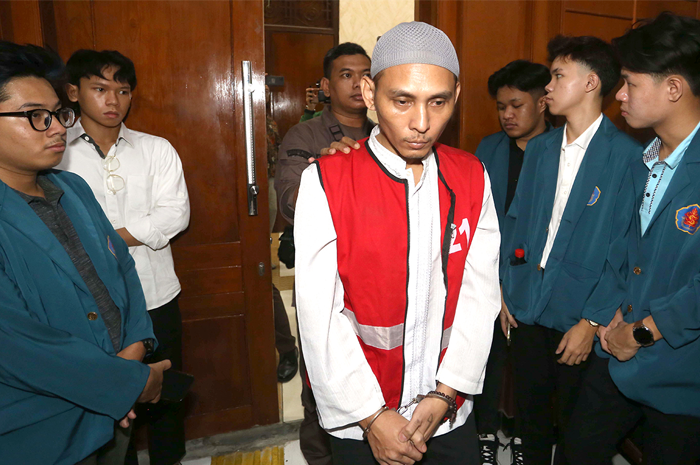 BEDA PENDAPAT: Terdakwa Rochmad Bagus Apriyatna dihadirkan dalam sidang untuk mendengarkan kesaksian orang tua korba. - Image