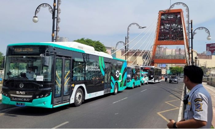 Bus listrik saat mulai diuji coba di Terminal Intermoda Joyoboyo (TIJ), Surabaya. - Image