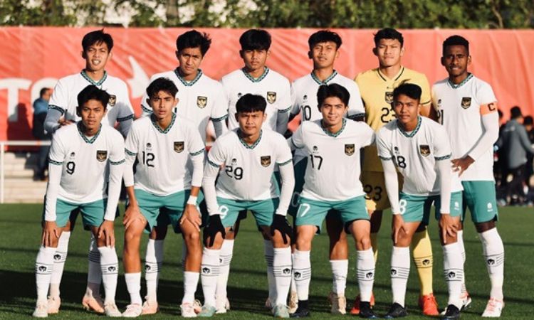 Ikram Algiffari (kostum kuning) bersama skuad Timnas U-17 Indonesia saat bertanding di Jerman dalam pemusatan latihan menuju Piala Dunia U-17 2023. (Dok PSSI) - Image