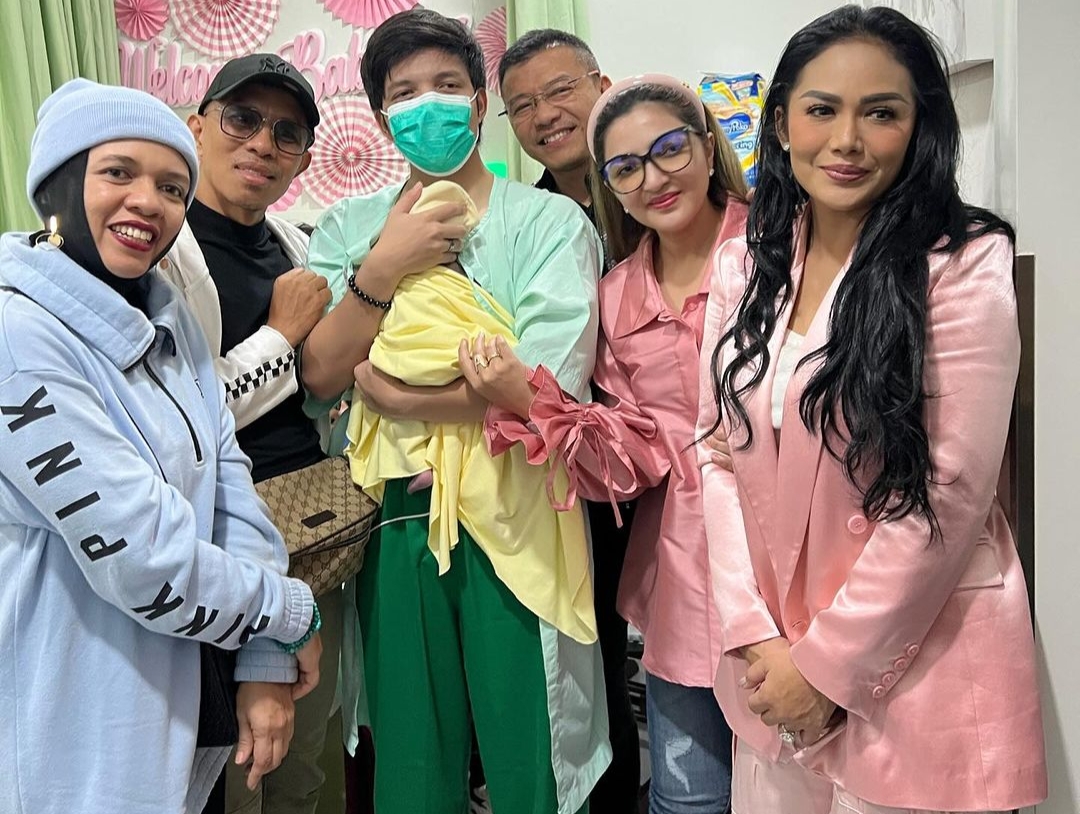 Anak kedua Atta Halilintar dan Aurel Hermansyah disambut gembira oleh 3 nenek dan 2 kakeknya./ Instagram: genifaruk - Image