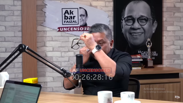 Sekjen PDIP, Hasto Kristiyanto, tak tahan menahan tangis saat menceritakan seberapa sedih dirinya melihat perlakukan Jokowi akhir-akhir ini. (tangkapan layar Youtube @AkbarFaizal) - Image