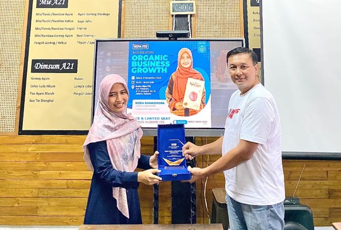 Alumnus ITS sekaligus founder dan owner PT Agrinesia Raya Rizka Wahyu Romadona menghadiri pertemuan Himpunan Pengusaha ITS Surabaya. - Image