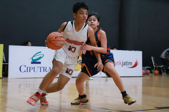 Performa tim SMPN 22 Surabaya cemerlang di laga versus SMP Cita Hati East. Tim SMPN 22 Surabaya memenangi pertandingan dengan skor 47-24. - Image