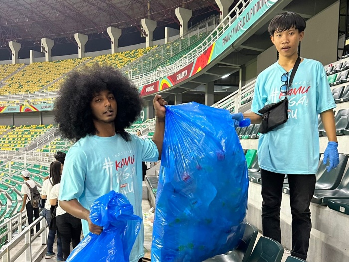 Aksi positif dari suporter Indonesia usai laga timnas Indonesia U-17 kontra Ekuador U-17 di Stadion GBT, Jumat (10/11). (pssi) - Image