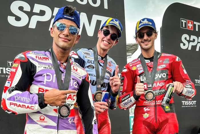 Alex Marquez (tengah) meraih podium pertama di sprint race MotoGP Malaysia pada Sabtu (11/11). (twitter/MotoGP) - Image