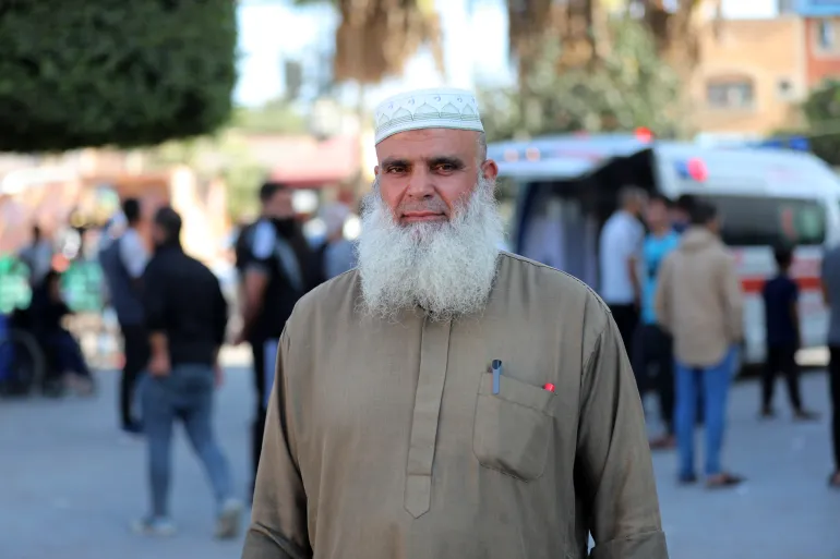 Abu Saher Al-Maghari, orang yang telah mengafani jenazah korban serangan israel di Gaza (Attiya Darwish/Al Jazeera) - Image