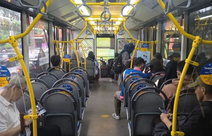 Suasana di dalam bus Transjakarta / sumber foto: akun Instagram pribadi @rpp.yuta - Image