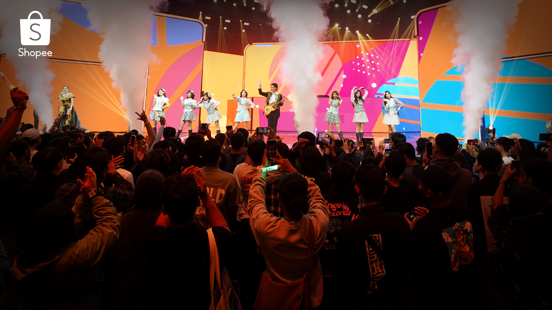 PENONTON DAN FANS IKUT MERAMAIKAN PENAMPILAN JKT48: Keramaian penonton yang membuat acara TV Show 11.11 Big Sale menjadi penuh semangat dan meriah.
