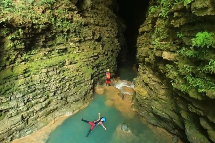 Wisatawan nampak menikmati keindahan destinasi wisata Cave Tubing Kalisuci, di Pacarejo, Semanu. - Image