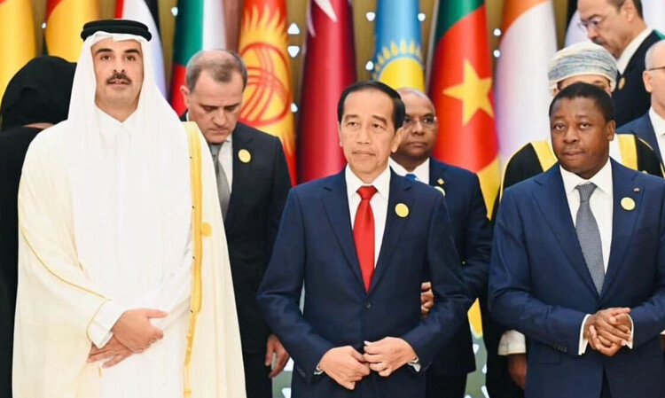 Presiden Jokowi bersama para pemimpin negara saat menghadiri KTT Luar Biasa OKI di Riyadh, Arab Saudi, pada Sabtu (11/11). (Jokowi/Instagram) - Image