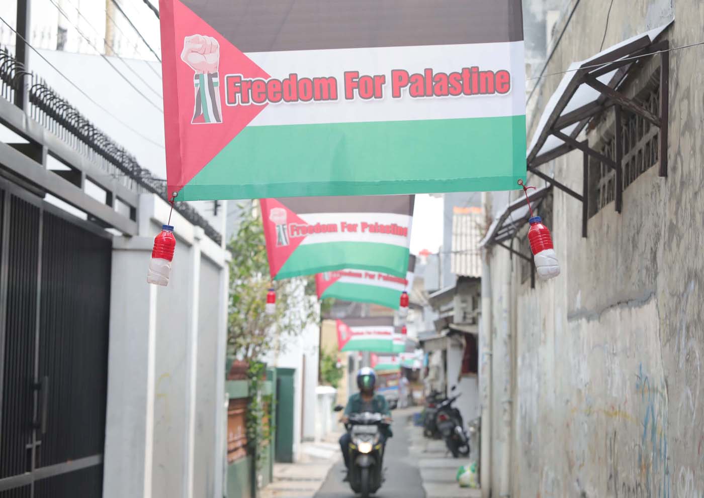 Puluhan bendera Palestina terpasang di kampung Palmerah Barat, Jakarta Barat, sabtu (11/11/2023). - Image