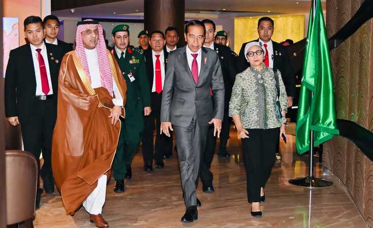Presiden Jokowi tiba di Riyadh, Arab Saudi, untuk menghadiri KTT Luar Biasa OKI, Sabtu (11/11), pagi. (Sekretariat Presiden) - Image