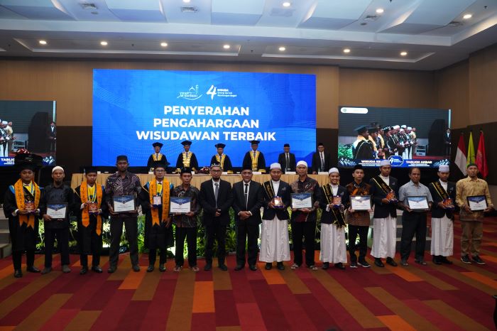 Wisudawan ke-4 STIDKI. Total 55 mahasiswa yang lulus di antaranya 33 wisudawan akademik dan 22 wisudawan Alquran. - Image