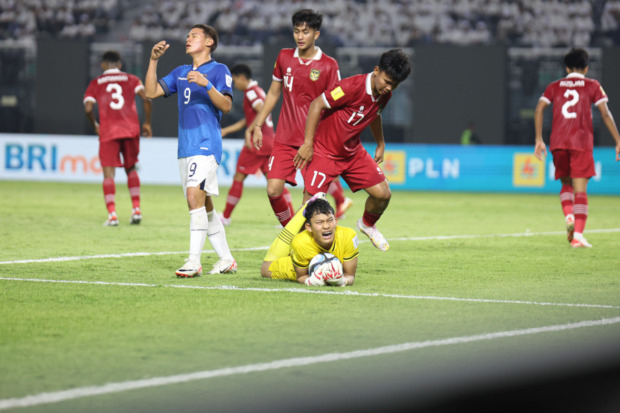 Salah satu aksi kiper Timnas U-17 Indonesia, Ikram Al Giffari, saat menghadapi Ekuador dalam laga perdana Grup A Piala Dunia U-17 2023. - Image