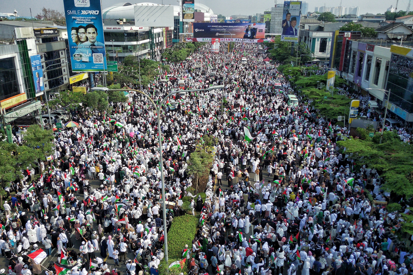 Aksi Bekasi bersama Palestina saat Hari Bebas Kendaraan Bermotor (HBKB) di Bekasi, Jawa Barat, Minggu (12/11/2023). Aksi yang diikuti ribuan warga tersebut sebagai bentuk solidaritas untuk rakyat Palestina dan meminta agar PBB berperan aktif dalam menghen - Image