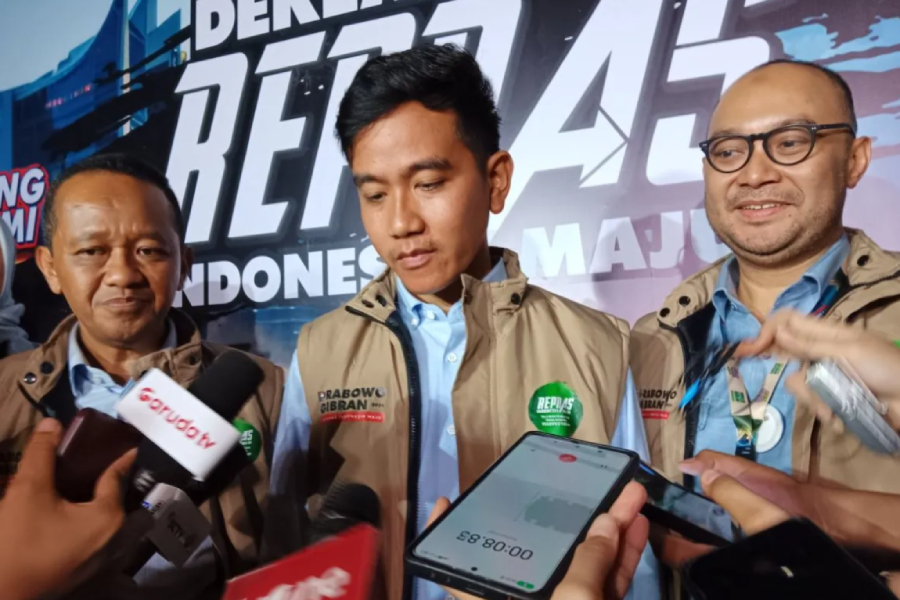 Gibran Rakabuming Raka menyampaikan keterangan usai menghadiri deklarasi dukungan dari Relawan Pengusaha Muda Nasional (Repnas), di Jakarta Selatan, Minggu (12/11). - Image