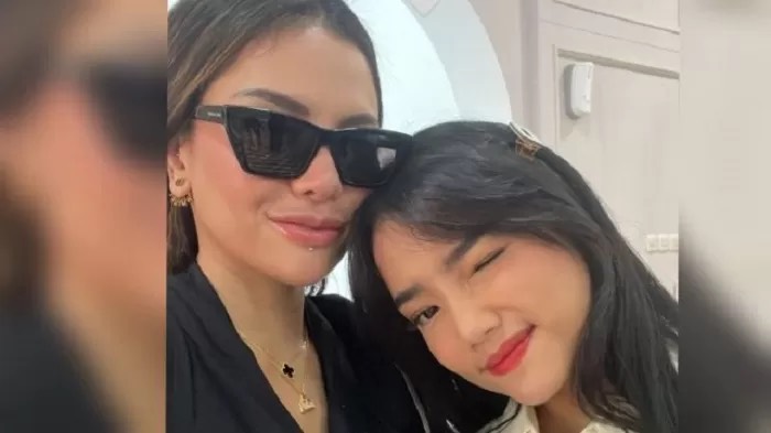 Nikita Mirzani menghibur Fuji saat berlibur keliling Eropa. - Image