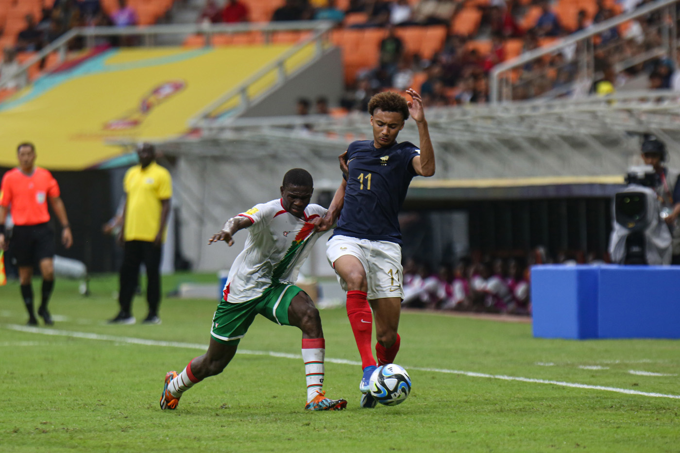 Pemain Timnas U17 Prancis Gomis Tidiam (kanan) mencoba melewati pemain Burkina Faso pada pertandinga