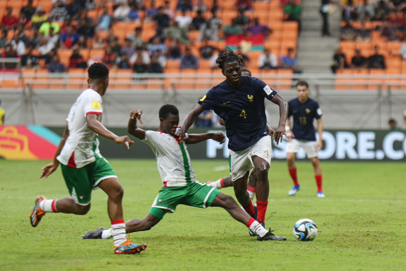 Pemain Timnas U17 Prancis Meupiyou Bastien (kanan) mencoba melewati pemain Burkina Faso pada pertand