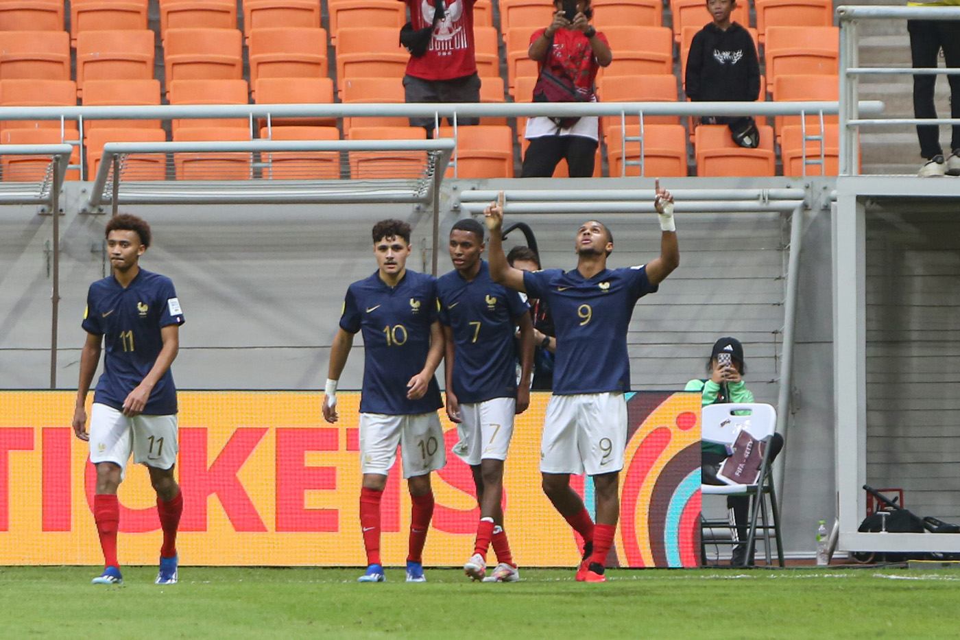 Pemain Timnas U17 Prancis Lambourde Mathis (kanan) melakukan selebrasi usai mencetak gol ke gawang B