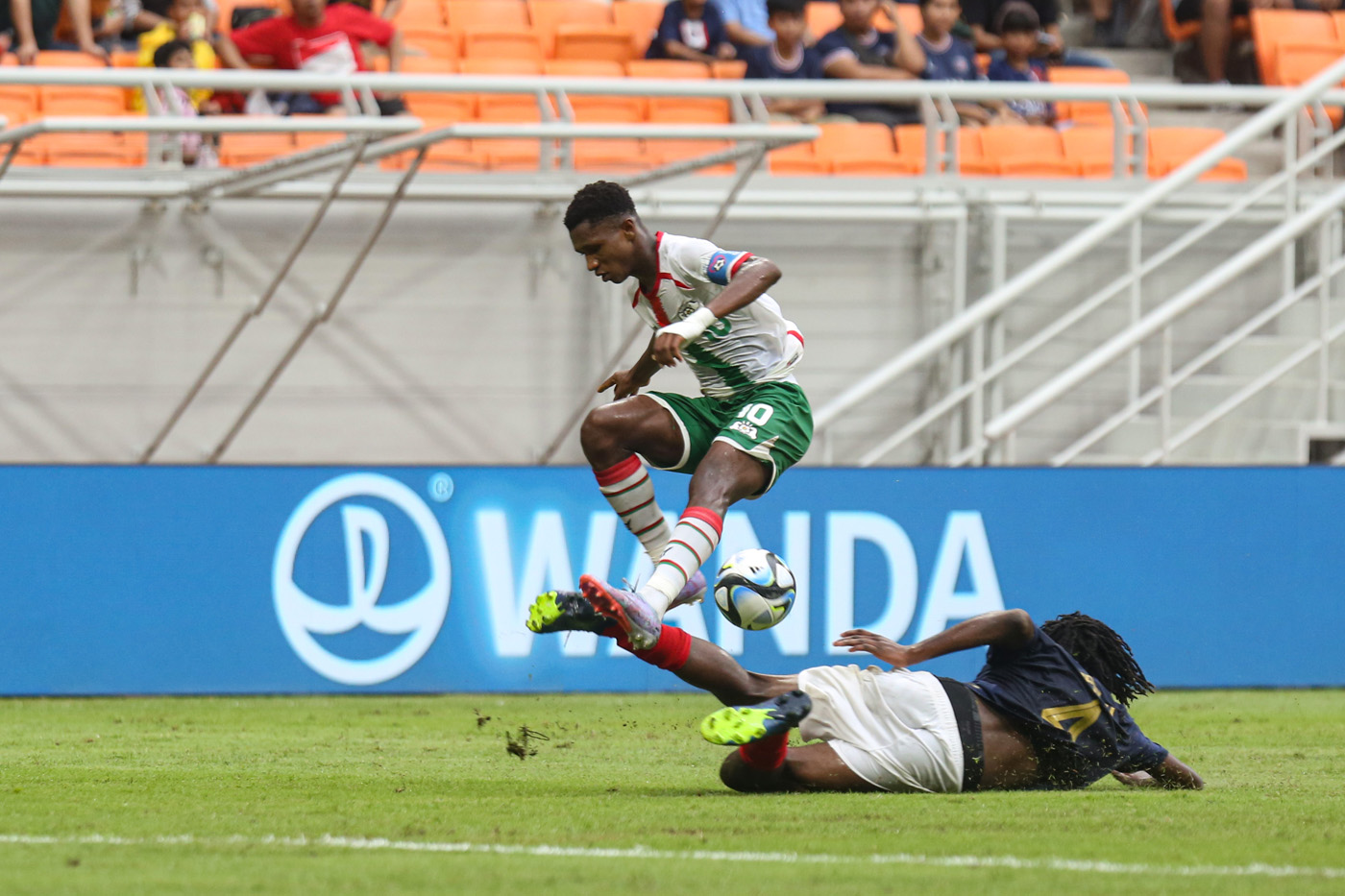 Pemain Timnas U17 Burkina Faso Camara Cheick (kiri) mencoba melewati pemain Prancis Meupiyou Bastien