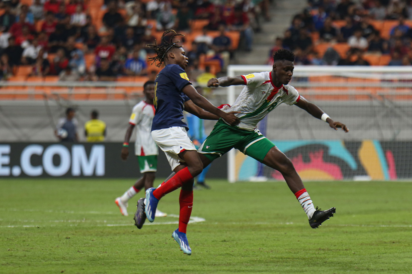Pemain Timnas U17 Burkina Faso mencoba melewati pemain Prancis pada pertandingan penyisihan Piala Dunia U17 di Jakarta International Stadium (JIS), Jakarta, Minggu (12/11/2023). 