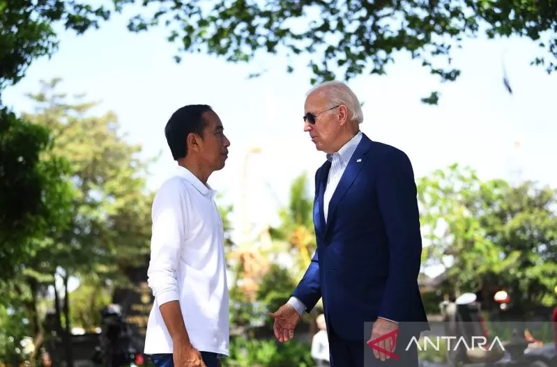 Presiden Jokowi (kiri) menyambut kedatangan Presiden AS Joe Biden di lokasi persemaian dan penanaman pohon mangrove Taman Hutan Raya Ngurah Rai pada KTT G20 (16/11/2022). (Antara) - Image
