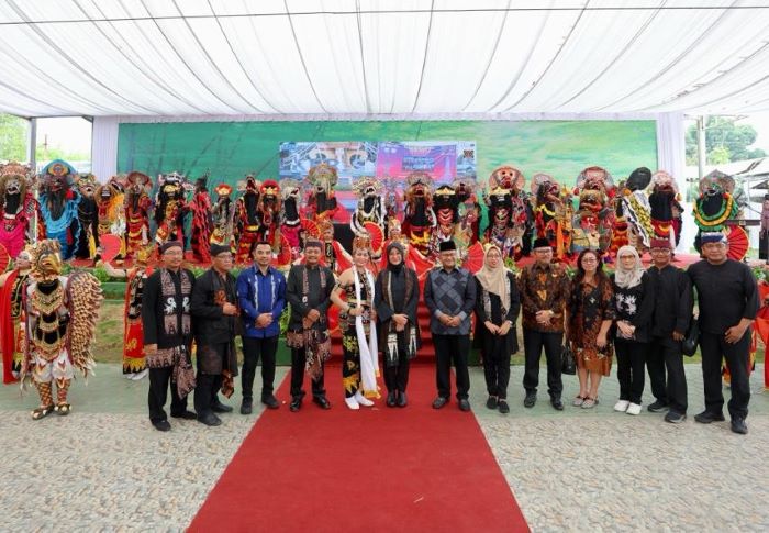 Bupati Banyuwangi Ipuk Fiestiandani menghadiri perayaan HUT ke-4 Ikawangi Provinsi Jambi, Minggu (12/11). - Image
