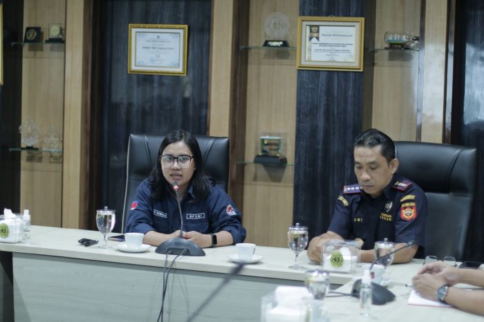 Kepala Kantor Bea Cukai Tanjung Perak (kanan). - Image