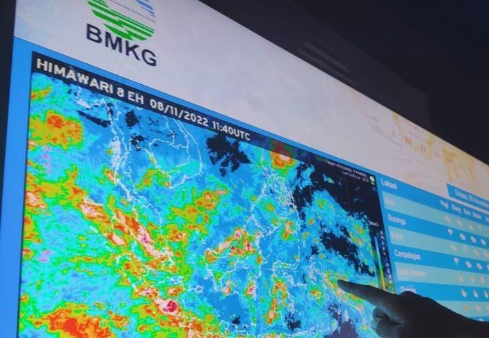 Siklus pergerakan angin dan awan melalui citra satelit di kantor BBMKG Wilayah IV Makassar, Sulawesi Selatan. - Image