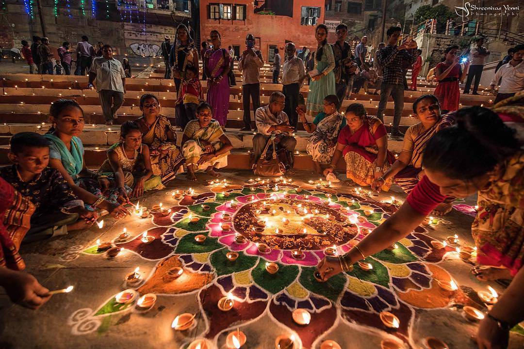 Perayaan Diwali dengan menyalakan lilin di atas dekorasi rangoli. (Utsav) - Image