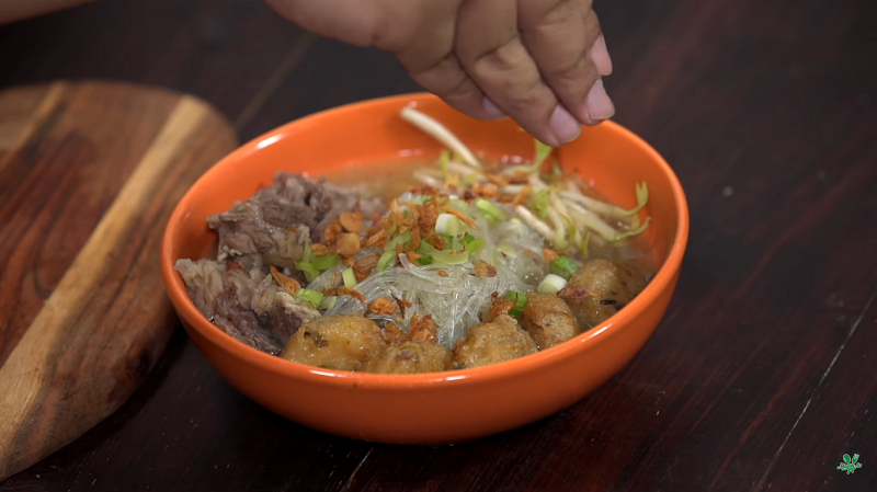 Soto Kebau khas kota Kudus, (sumber: tangkapan layar dari YouTube MasakTV) - Image