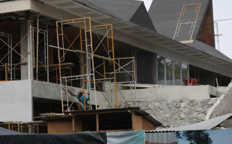 Proyek revitalisasi alun-alun yang dikerjakan oleh PT Surya Graha Utama KSO Sidoarjo akan diputus kontrak akhir November ini. (Wahyu Adji/Radar Kediri) - Image