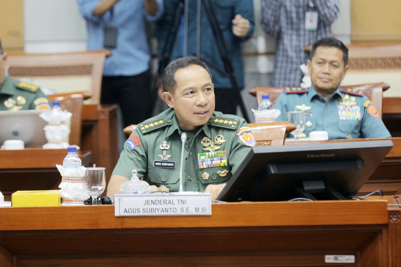 Jenderal TNI Agus Subiyanto saat menjalani Fit and Proper Test Calon Panglima TNI di Komisi I DPR, Jakarta, Senin (13/11/2023). Panglima TNI Laksamana Yudo Margono akan memasuki masa pensiun pada 26 November 2023. Presiden Joko Widodo mengusulkan Agus Sub - Image