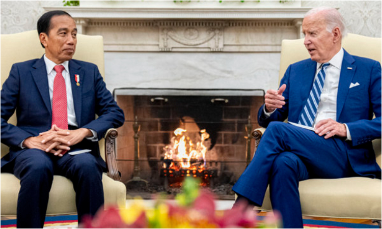 Presiden Joko Widodo bertemu dengan Presiden Joe Biden di Ruang Oval, Gedung Putih, Senin, (13/11). (arabnews.com) - Image