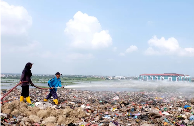 Petugas melakukan penyemprotan di area TPA Benowo, Surabaya, Senin (13/11). Selama Piala Dunia U-17 penyemprotan diintensifkan untuk menghilangkan bau sampah. - Image