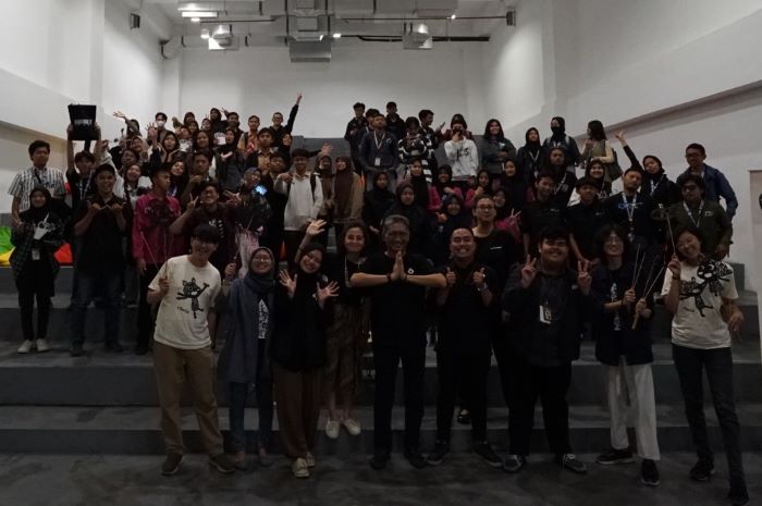 ratusan anak muda di Malang mengikuti workshop pembuatan aniwayang yang dipandu tim kreatif Aniwayang Desa Timun. - Image