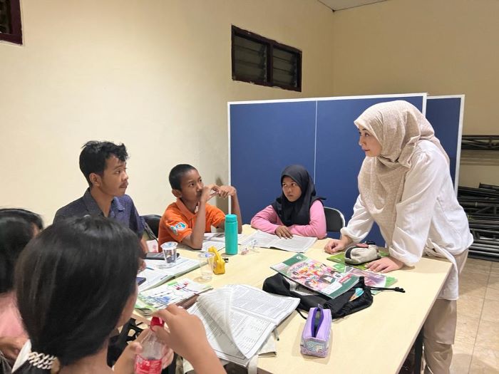 Wakil Ketua Komisi D DPRD Surabaya Ajeng Wira Wati mengunjungi ke balai-balai RW. - Image