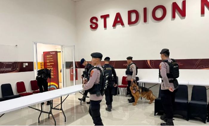 Pihak kepolisian sterilisasi di kawasan Stadion Manahan untuk antisipasi tindakan terosisme. (Radar Solo) - Image